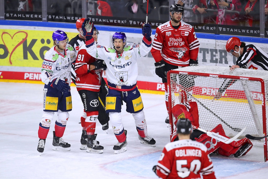 Lanxess-Arena Köln: Die Eisbären jubeln nach dem 2:1 Treffer durch Bennet Rosmy. 