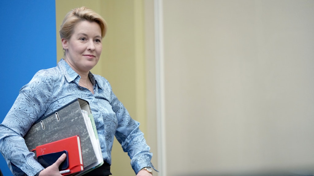 Berlins Regierende Bürgermeisterin Franziska Giffey (SPD) gut gelaunt bei der Senatspressekonferenz am Dienstag
