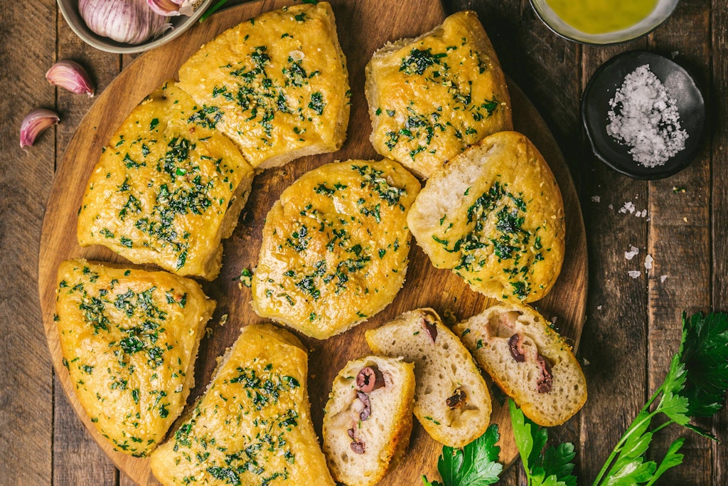 Steht zwar nicht so im Rezept, aber wer mag, kann das Knoblauchbrot noch mit Oliven füllen. Lecker!
