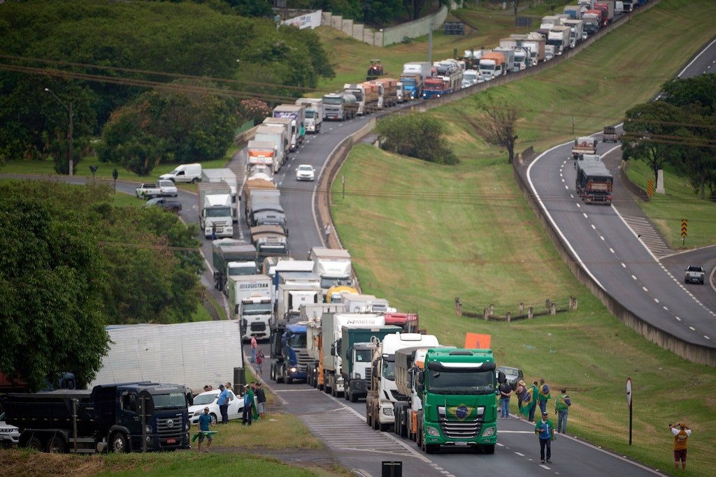 Lkw-Fahrer blockieren eine Autobahn in Brasilien.