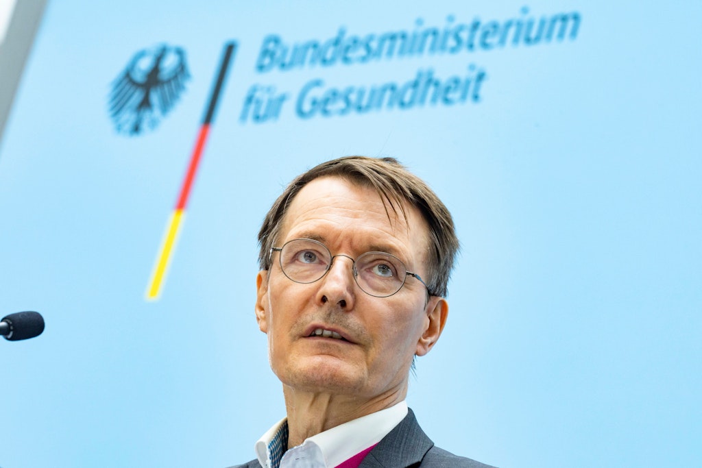Gesundheitsminister Karl Lauterbach (SPD) ist im Nachhinein schlauer: Kitas hätten in der Corona-Hochphase nicht schließen müssen.
