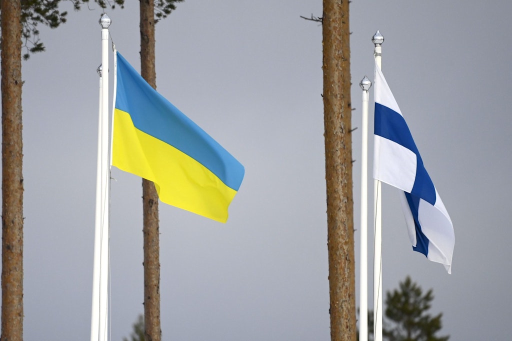 Die ukrainische Flagge weht neben der finnischen Flagge. (Symbolbild)