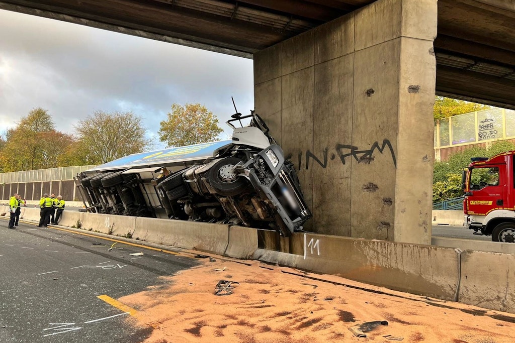 Ein Lastwagen hängt nach einem schweren Unfall auf der A46 im Brückenpfeiler.
