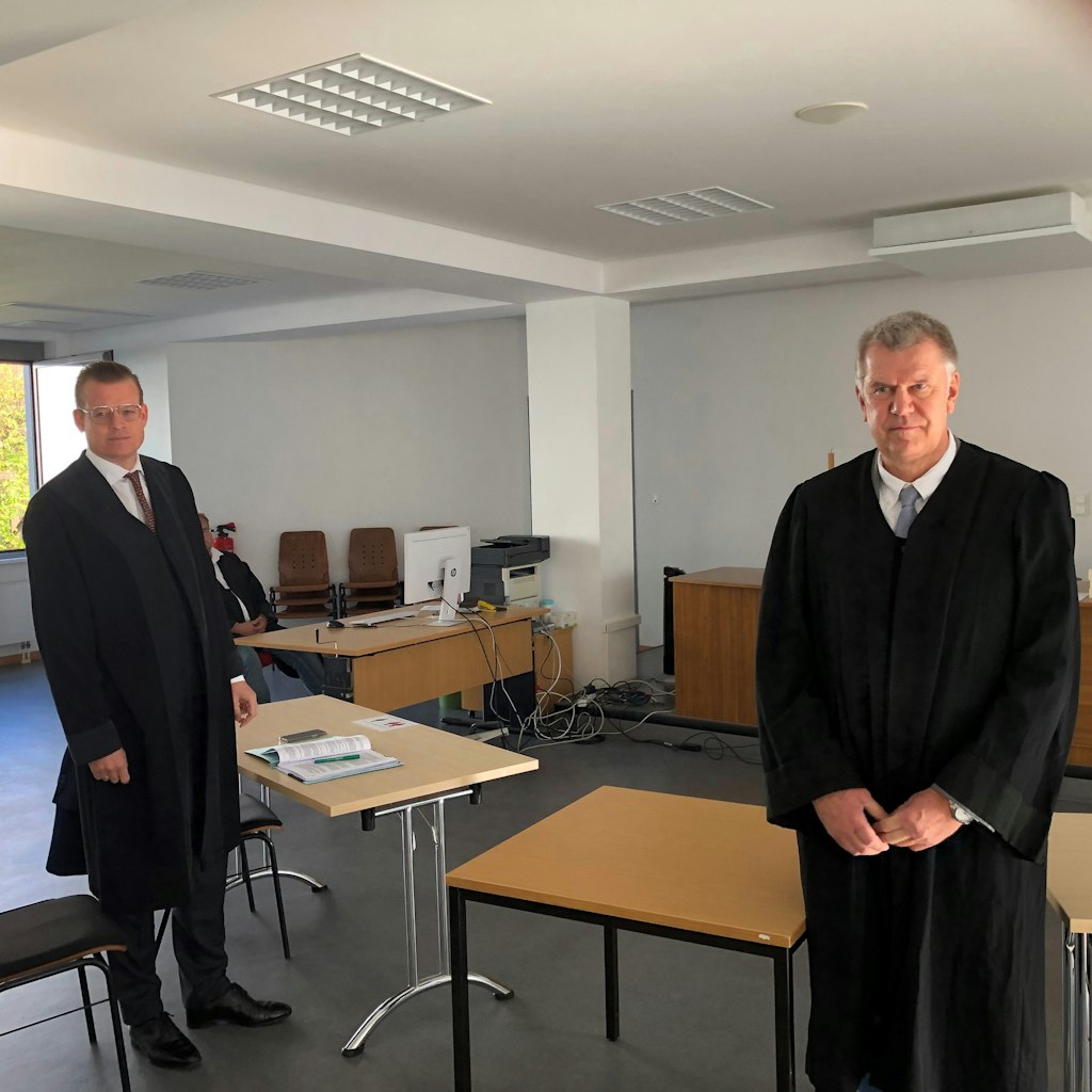 Herthas Anwalt Johan-Michel Menke (l.) und Rune Jarsteins Anwalt Horst Kletke im Gerichtssaal vor der Verhandlung.