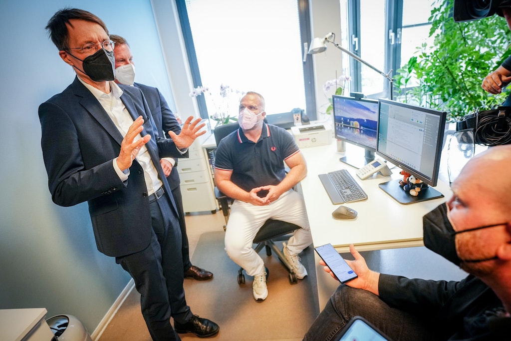 Im August besuchte Gesundheitsminister Karl Lauterbach in Sachen E-Rezept eine Berliner Arztpraxis. Ob er sich da nochmals sehen lassen kann?