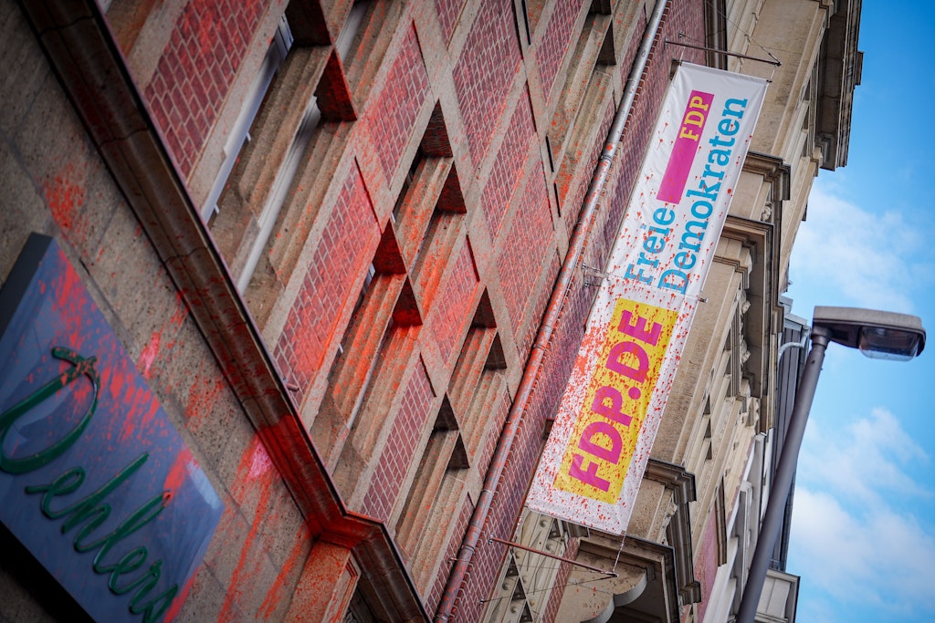 Farbe an der Parteizentrale der FDP. Angegriffen wurden auch die Grünen und die SPD.