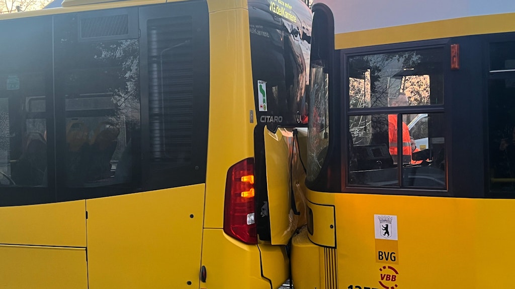 Die Straßenbahn hat das Heck des BVG-Busses eingedrückt und ist dabei entgleist.