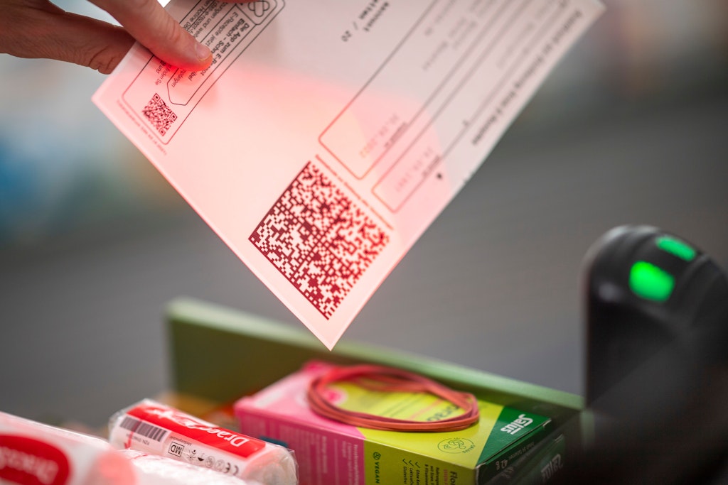 Ein Apotheker scannt den QR-Code eines E-Rezepts ein. Die Kassenärztliche Vereinigung Westfalen-Lippe, die einzige Pilotregion für das E-Rezept, setzt die Einführung der elektronischen Verschreibung aus.