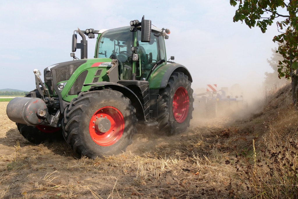 Der Traktor überschlug sich nach hinten und begrub den Mann unter sich.