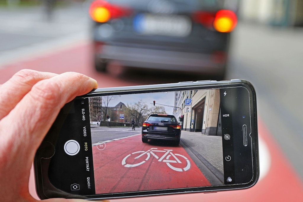 Falschparker zu fotografieren, verstößt nach Ansicht der Richter nicht gegen den Datenschutz. (Symbolbild)