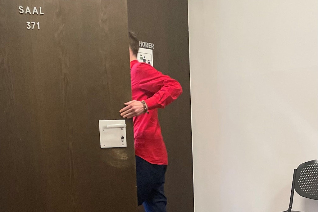 Nico B. (35) auf dem Weg in den Saal 371 des Amtsgerichts Tiergarten.