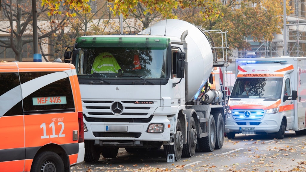 Dieser Betonmischer überrollte die Radfahrerin am Montag. Am Donnerstag ist sie gestorben.