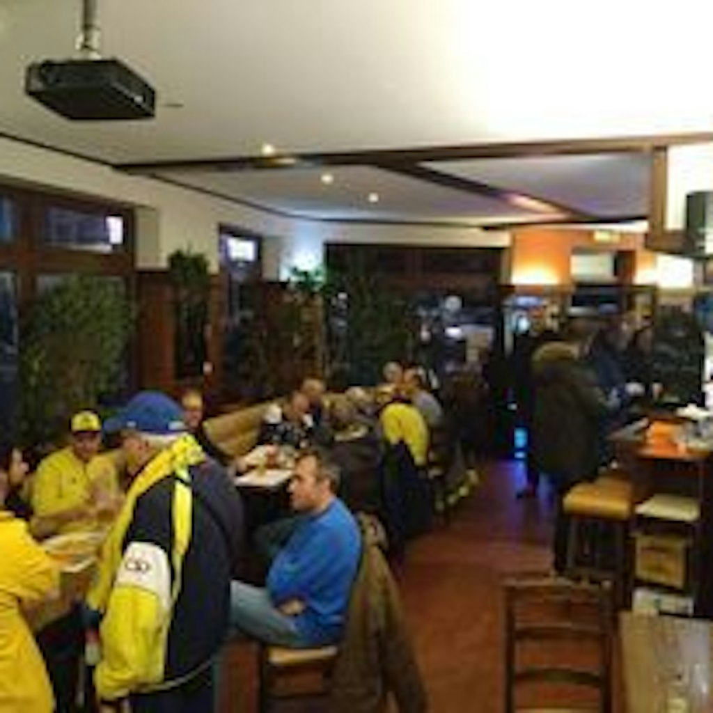 Fans von Royale Union St. Gilloise beim „Vorglühen“.