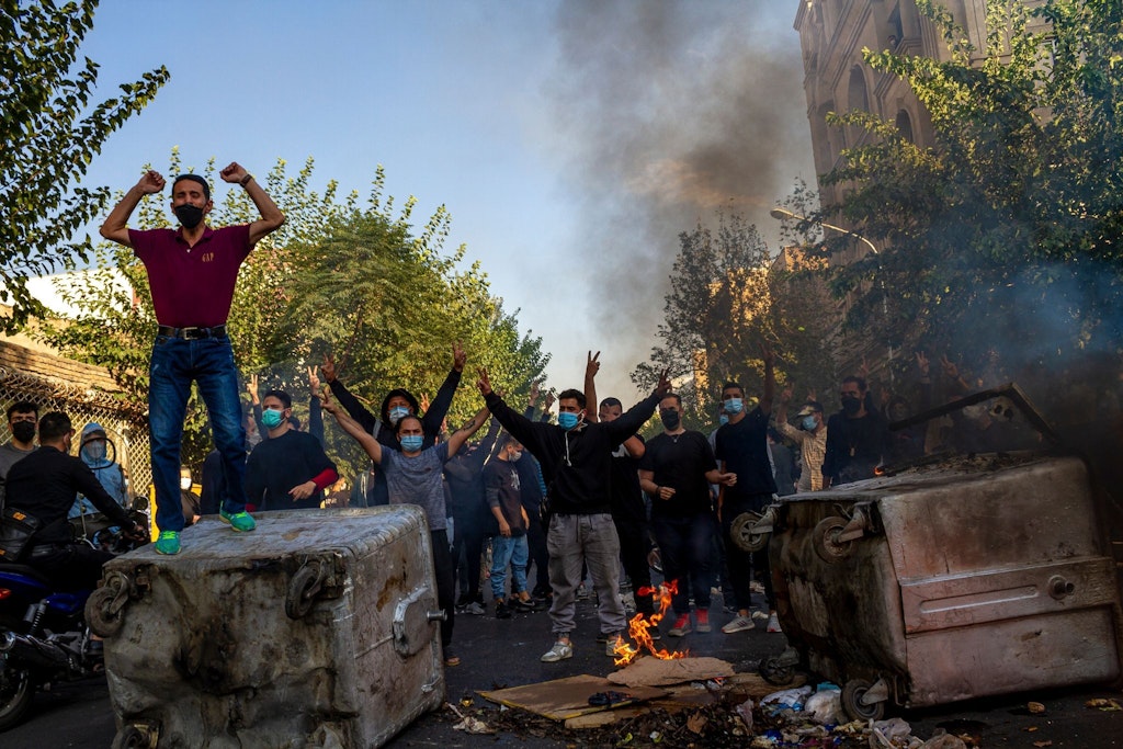 Iraner protestieren nach dem Tod der 22-jährigen Mahsa Amini in Teheran gegen das Regime.