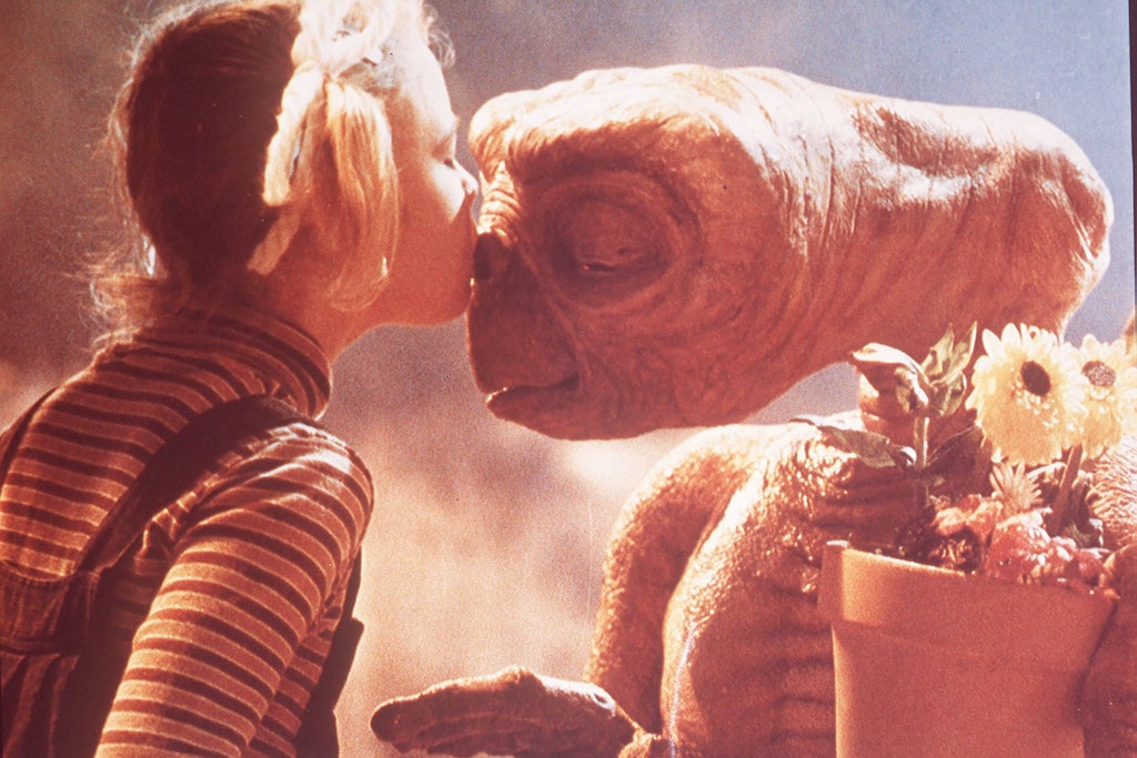 Drew Barrymore als Gertie küsst den Außerirdischen E. T.