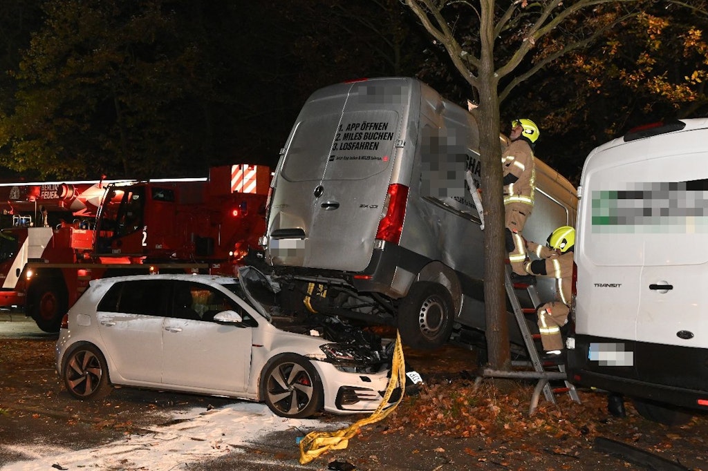 Der Raser-VW blieb am Ende auf der Rixdorfer Straße unter einem Lieferwagen stecken.