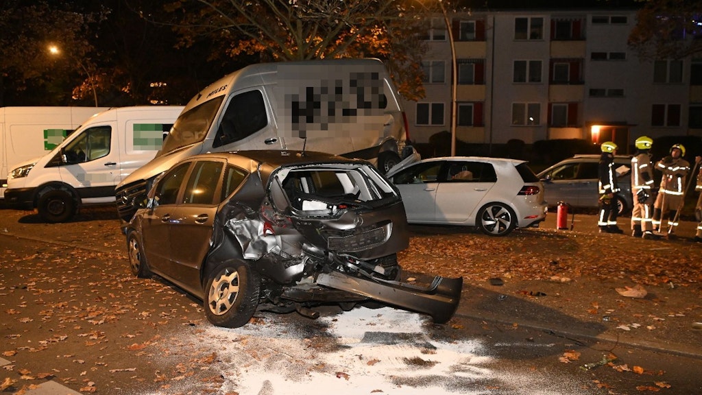 Der Mercedes dürfte ein Totalschaden sein.