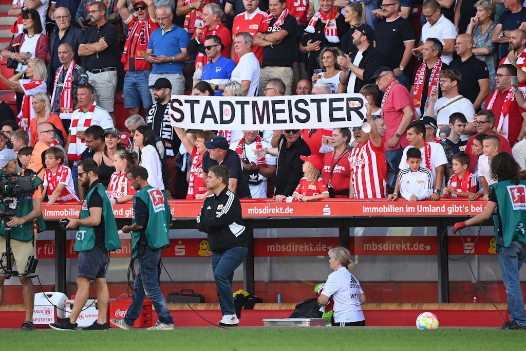 Oliver Ruhnert (M.), Manager des 1. FC Union, weiß um die Bedeutung der Rivalität mit Hertha BSC – nicht nur für die Fans.