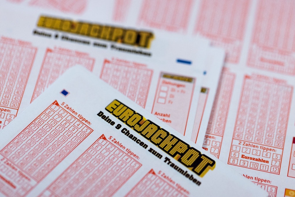 Um einen mit 120 Millionen Euro gefüllten Topf geht es am Freitagabend beim Eurojackpot – damit ist ein Lottorekordgewinn für Deutschland möglich.