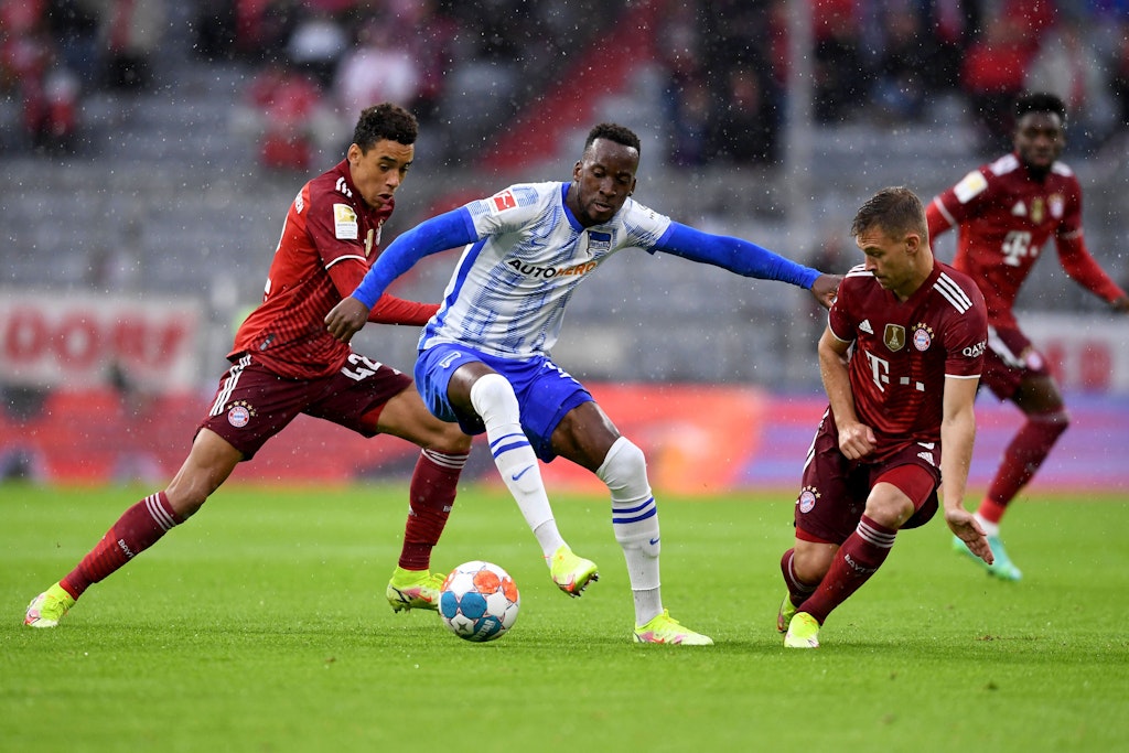 Herthas Dodi Lukebakio dribbelt Bayerns Jamal Musiala und Leon Goretzka aus. So wollen es Sonnabend die Fans im Olympiastadion sehen.