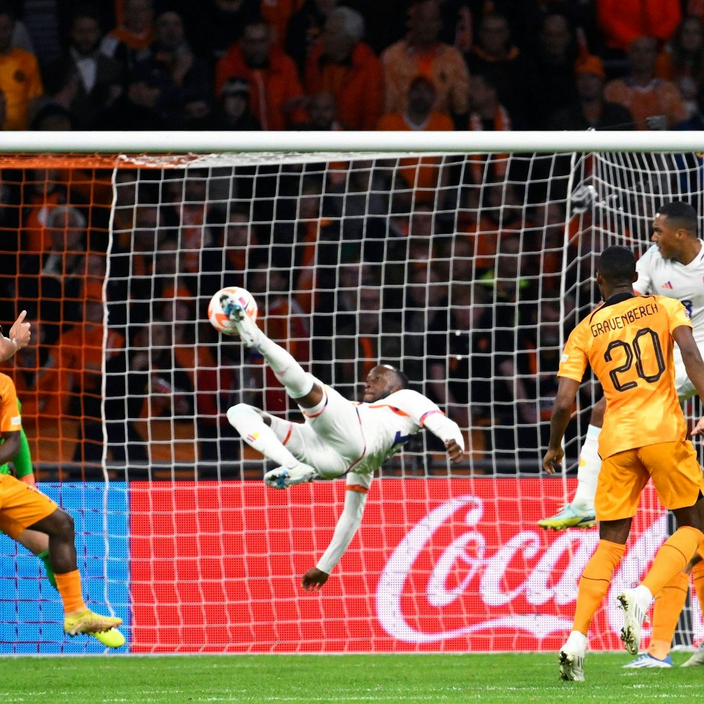 Artistisch! Mit einem Seitenfallzieher zauberte Dodi Lukebakio bei Belgiens Länderspiel gegen Holland im September.
