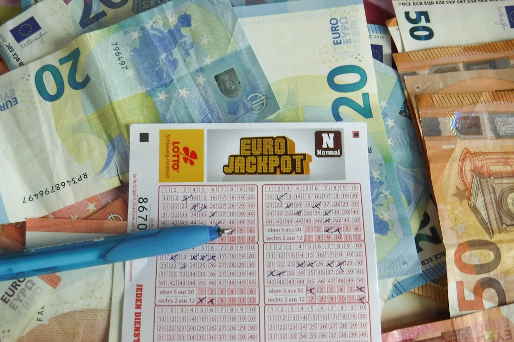 Schnell noch die richtigen Zahlen ankreuzen, im Eurojackpot wartet ein Rekord-Gewinn von 120 Millionen Euro.