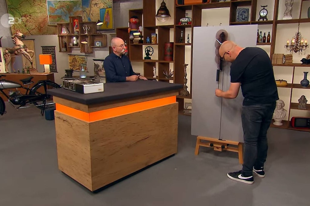 „Bares für Rares“: Horst Lichter und Sven Deutschmanek sind sich nicht einig, wie sie das Ticken der Uhr empfinden.