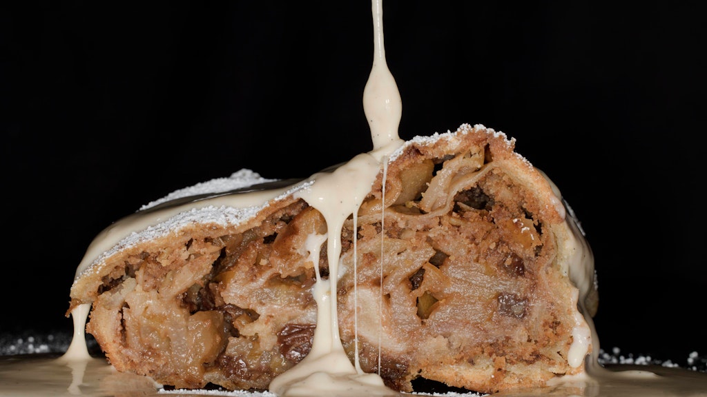 Besonders lecker ist der schnelle Apfelstrudel mit Vanillesoße oder -eis.