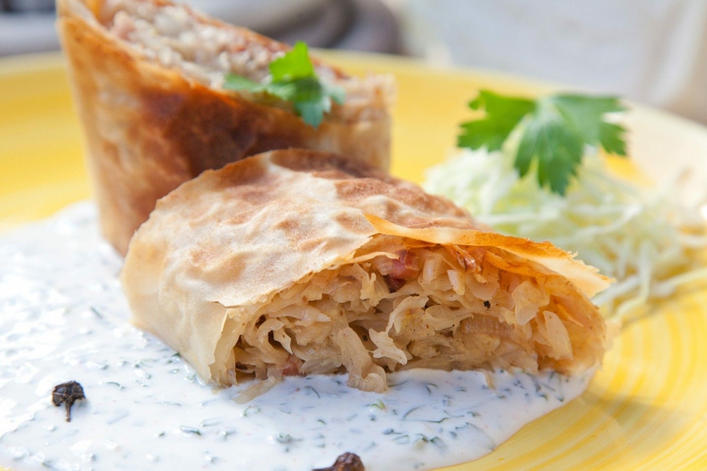 Zum karamellisierter Krautstrudel passt am besten eine pikant-würzige Sauerrahmsauce.