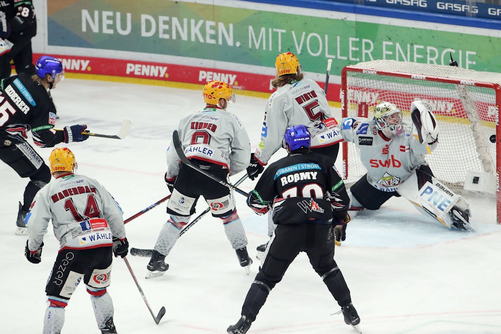 Manuel Wiederer (l.) beim Torschuss zum 2:1 für die Eisbären. 