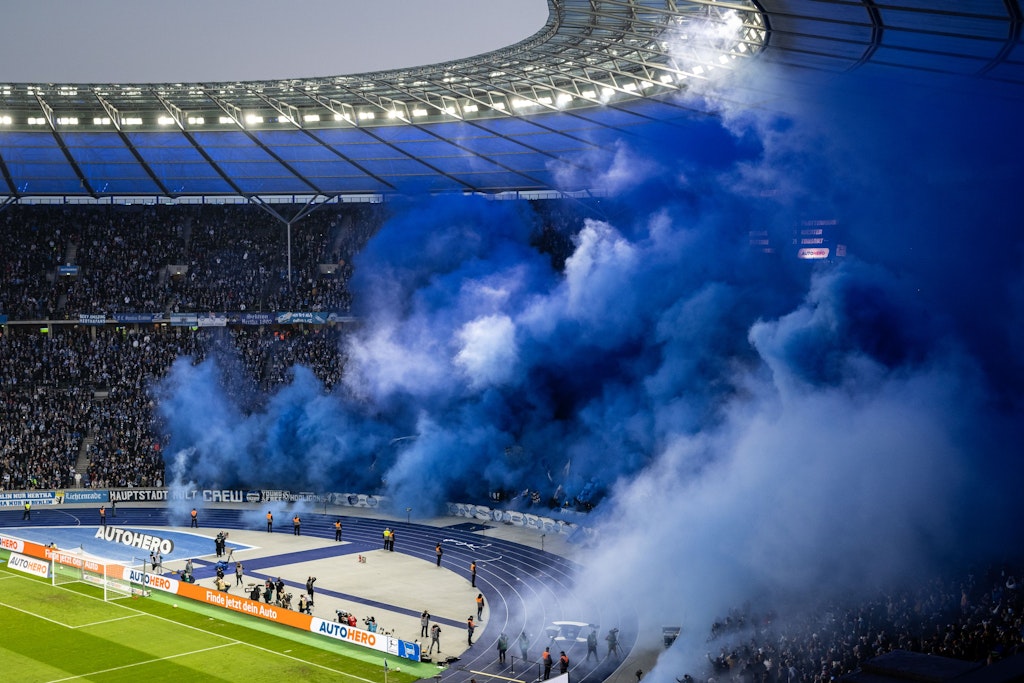 Nachdem Herthas Ultras Nebeltöpfe in der Ostkurve zündeten, verteilte sich der Rauch im gesamten Olympiastadion.