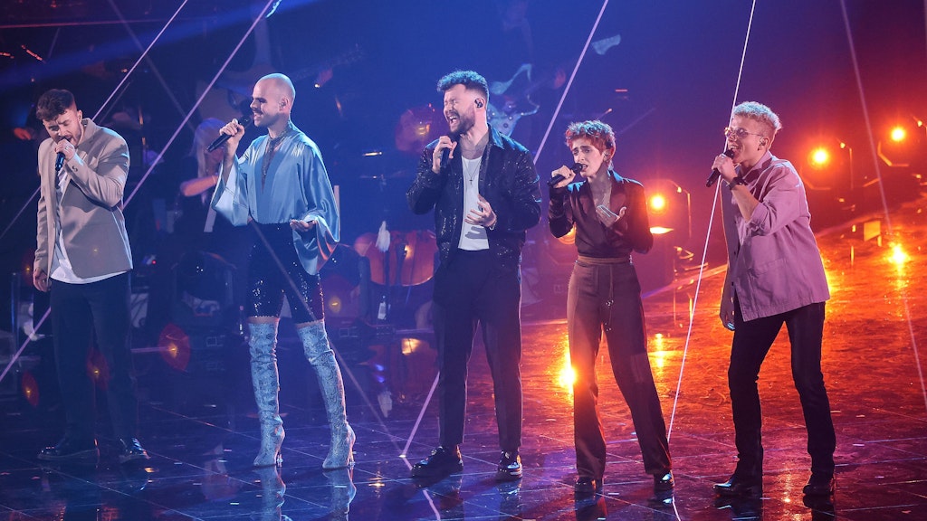 Julian Pförtner, Basti Schmidt, Anny Ogrezeanu und Tammo Förster (v.l.) mit Calum Scott (Mitte) beim Finale von The Voice of Germany.
