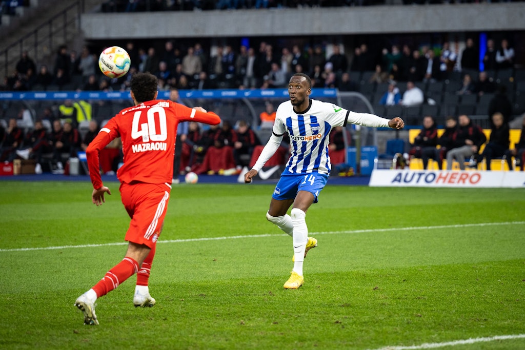 Hertha Dodi Lukebakio machte das schönste Tor per Volleyschuss zum 1:3. Aber es reichte nicht. Die Blau-Weißen verlieren 2:3 gegen Bayern.