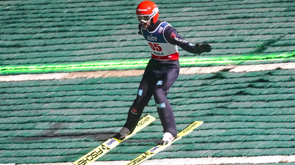 Der deutsche Skispringer Markus Eisenbichler landet in der Qualifikation ins Wisla auf Matten.