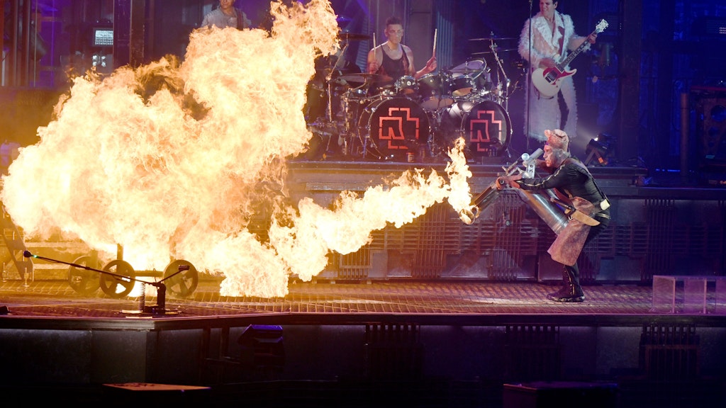 Till Lindemann brutzelt bei einem Konzert von Rammstein den Kessel mit Christian Flake Lorenz mit einem Flammenwerfer.