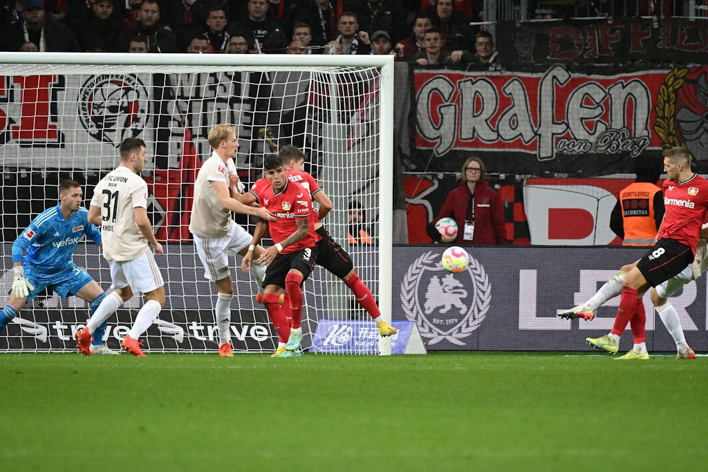 Robert Andrich (r.) erzielt das 1:0 für Bayer Leverkusen gegen den 1. FC Union. Der Anfang vom Ende für die Eisernen.
