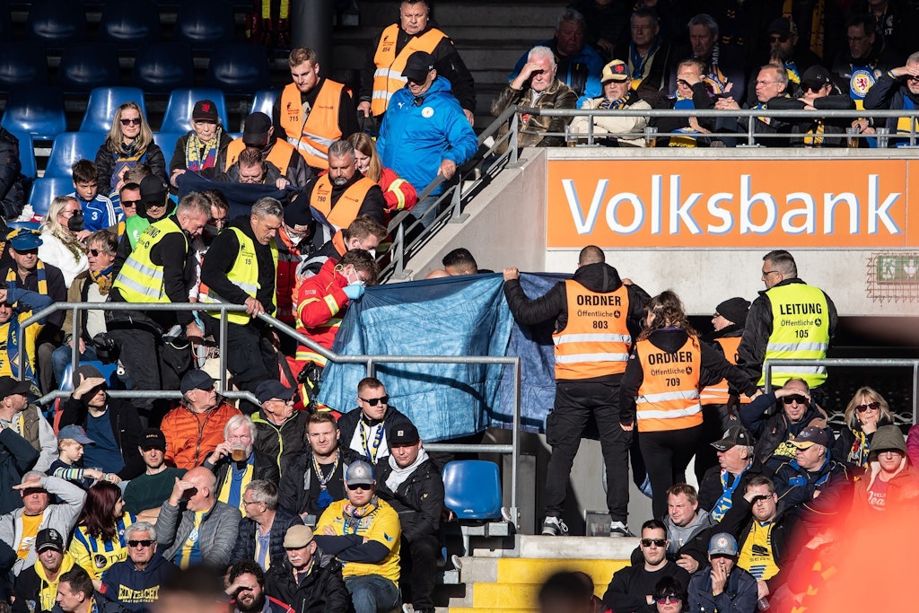 Beim Spiel Eintracht Braunschweig gegen Fürth verstarb ein Zuschauer in der Nordkurve.