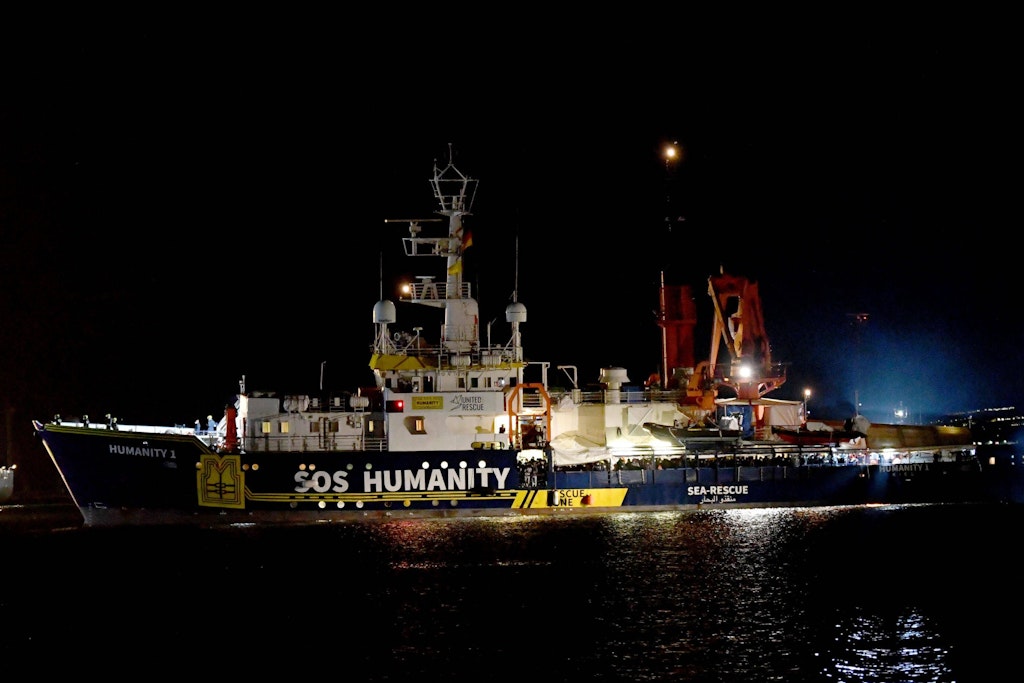 Die Humanity 1 im Hafen von Catania. Doch die italienischen Behörden lassen nicht alle Geretteten von Bord.
