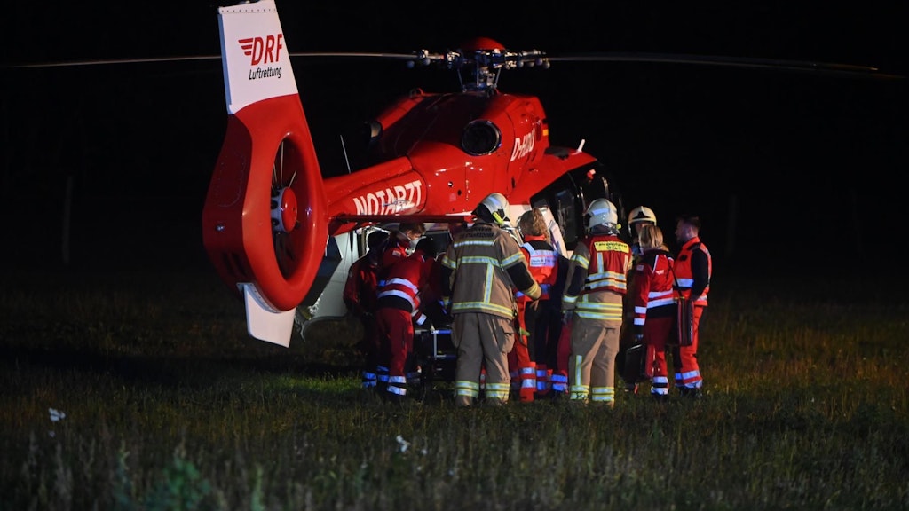 Der Verletzte wird in den Hubschrauber geladen, der vom Unfallkrankenhaus Berlin kam.