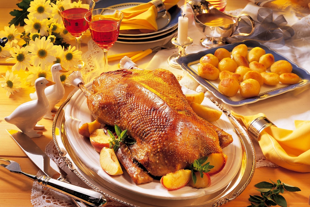Sieht köstlich aus, riecht verführerisch und schmeckt richtig gut: die Martinsgans! Nur leider sind die Preise für Gänsebraten in diesem Jahr explodiert.