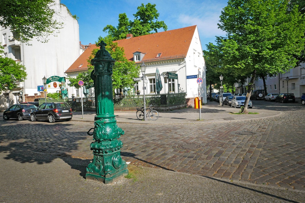 Bei Zusammenbruch der Wasserversorgung gibt es nur noch öffentliche Brunnen und Pumpen.