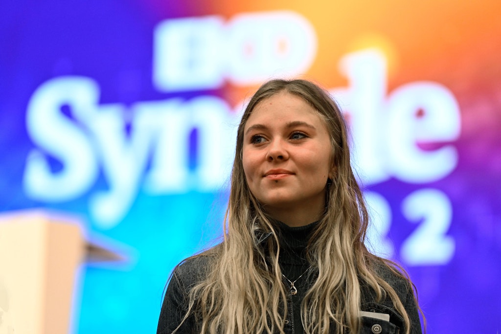 Die Klimaaktivistin Aimee van Baalen verteidigte die Proteste der Letzten Generation auf der EKD-Synode in Magdeburg.
