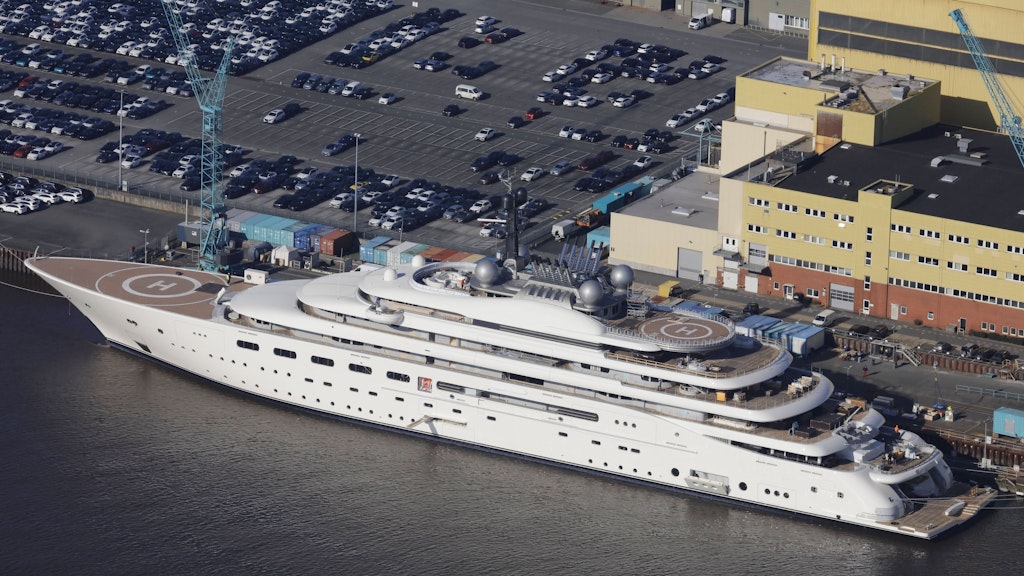 Die Luxus-Jacht "Dilbar" ist derzeit in Bremen festgesetzt.