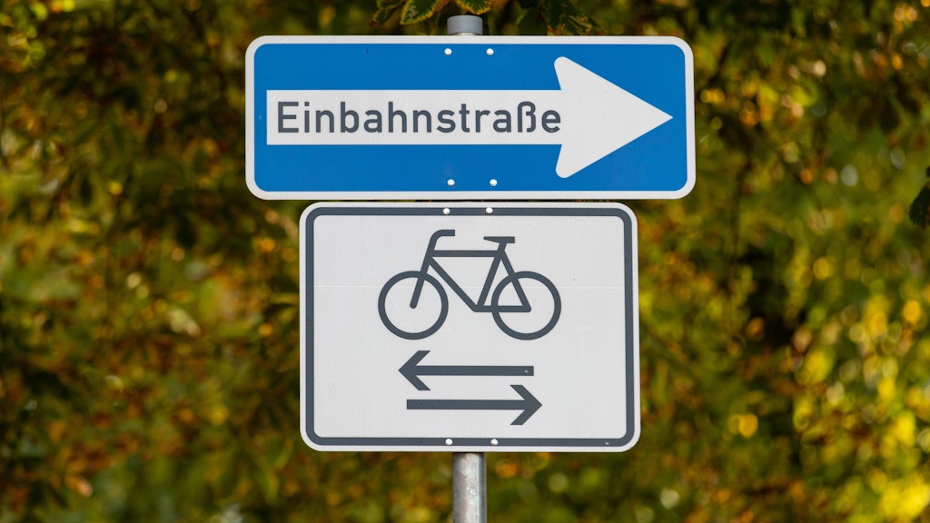 Einbahnstraßen gelten auch für Radler – sie dürfen dort nur in beide Richtungen fahren, wenn das ausdrücklich ein Schild erlaubt.