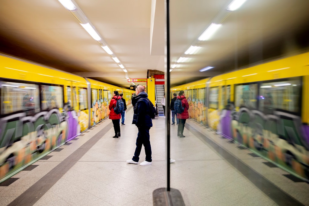 Eine U-Bahn fährt im U-Bahnhof Jakob-Kaiser-Platz ein. Ab 1. Januar können Berliner mit Sozialticket für nur 9 Euro im Monat Bus und Bahn nutzen.