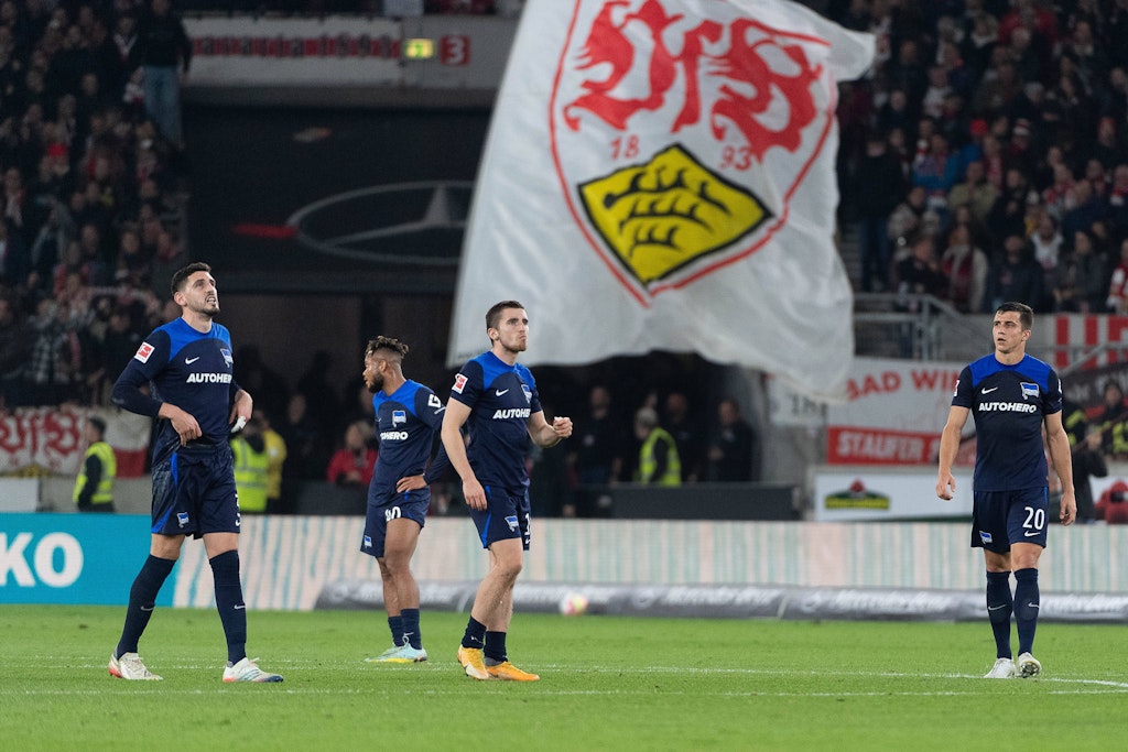 Herthas Agustin Rogel, Chidera Ejuke, Jonjoe Kenny und Marc Kempf nach dem Abpfiff des 1:2 in Stuttgart.