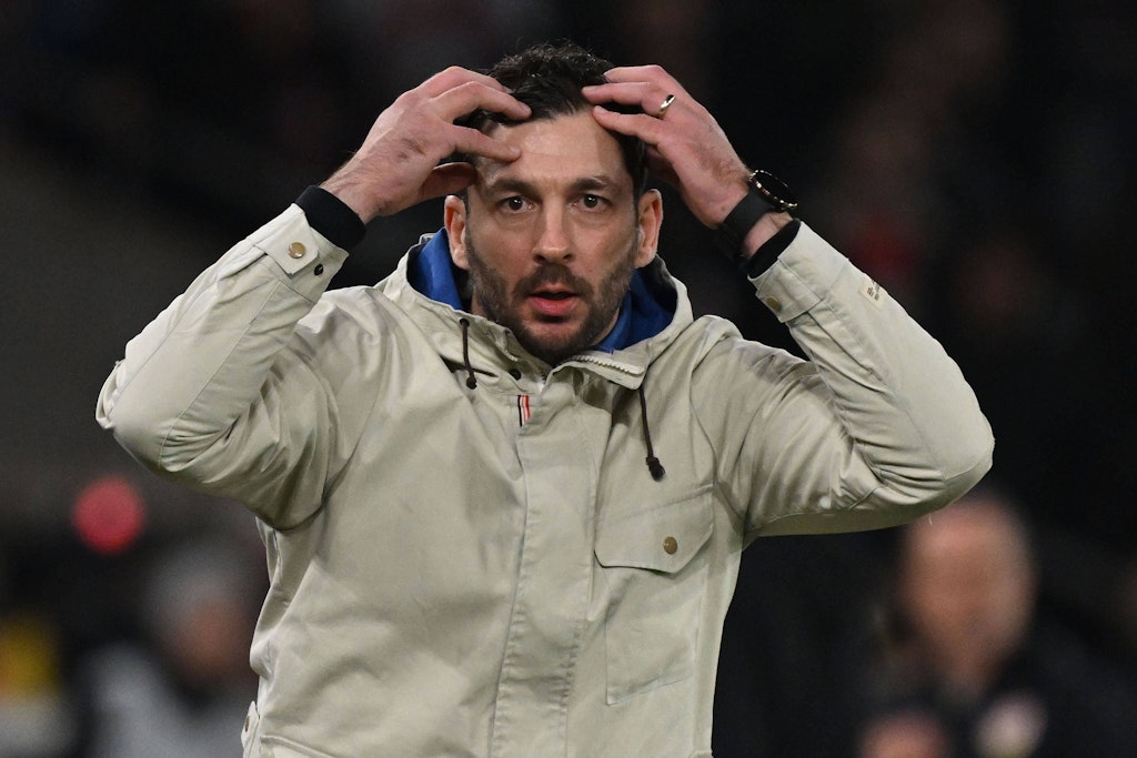Herthas Trainer Sandro Schwarz fasst sich an den Kopf und kann es nicht fassen. Punkt vergeigt, 15 Sekunden vor dem Abpfiff.