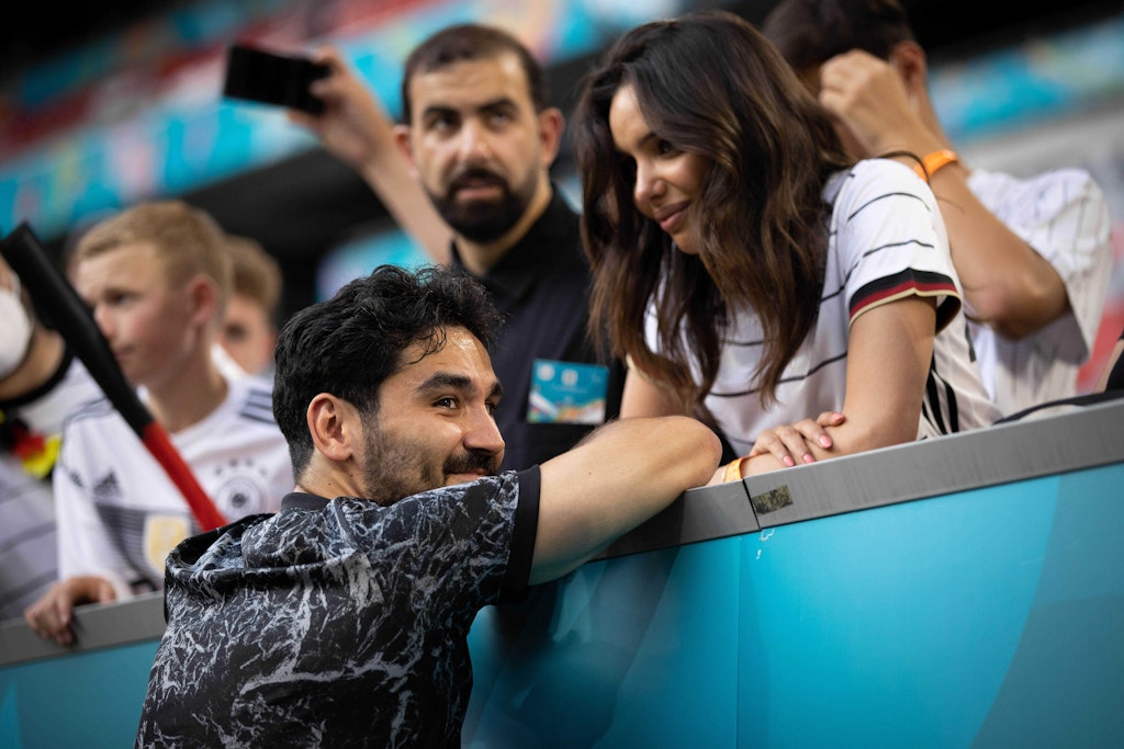 Fußball-Nationalspieler Ilkay Gündogan wird erstmals Vater. Mit seiner Frau, der TV-Moderatorin Sara Arfaoui erwartet er nach eigener Aussage einen Sohn. 