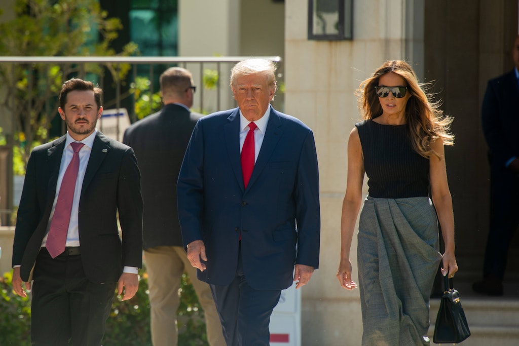 West Palm Beach, Florida: Der ehemalige US-Präsident Donald Trump geht zusammen mit seiner Frau Melania Trump zum Wahllokal. Er schimpft am Tag der Zwischenwahlen über vermeintliche Unregelmäßigkeiten. 
