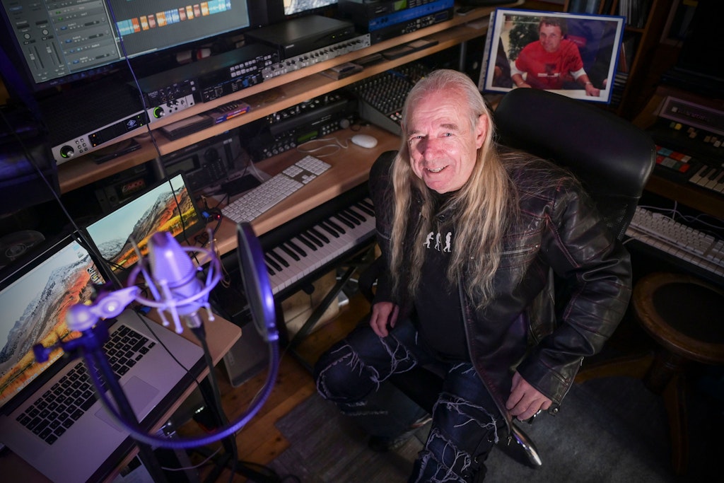 Hans „die Geige“ Wintoch (68) in seinem Studio bei Strausberg: Hinter ihm steht das Foto seines toten Freundes und Mitstreites - dem einstigen Puhdys-Schlagzeuger Klaus Scharfschwerdt.